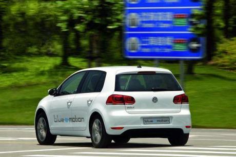 Volkswagen-Golf-Blue-e-motion-posteriore