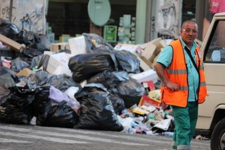 Napoli, negligenze ASIA. I netturbini nascondono la spazzatura sotto le auto