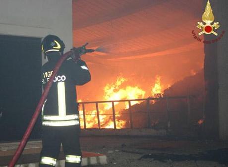 Isola Capo Rizzuto: in fiamme due capannoni