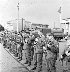 Bundesarchiv_Bild_183-85458-0002,_Berlin,_Mauerbau,_Kampfgruppen_am_Brandenburger_Tor