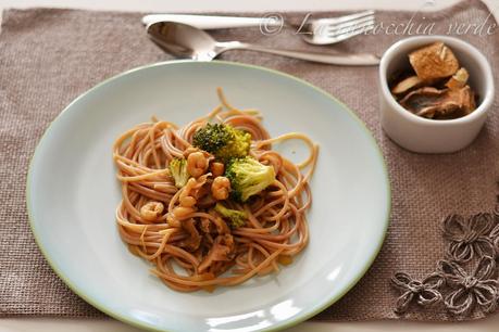 Spaghetti di farro con gamberetti, broccoli croccanti, funghi e salsa speciale