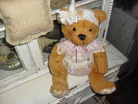 Shabby chic, Orso cucito con cura e pieno di merletti