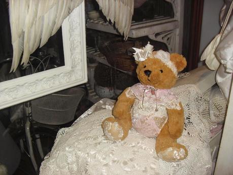 Shabby chic, Orso cucito con cura e pieno di merletti