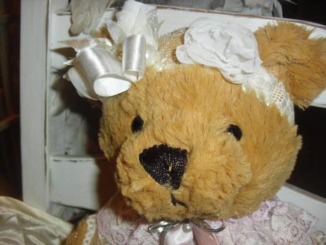 Shabby chic, Orso cucito con cura e pieno di merletti