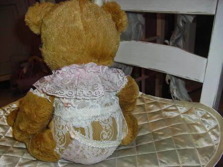 Shabby chic, Orso cucito con cura e pieno di merletti
