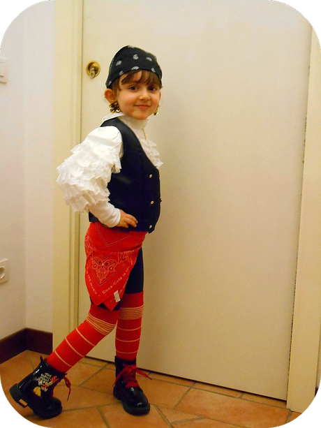 UN CARNEVALE ALL'INSEGNA DEL RIUSO CREATIVO! :-) --- LITTLE PIRATE GIRL COSTUME