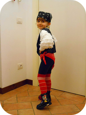 UN CARNEVALE ALL'INSEGNA DEL RIUSO CREATIVO! :-) --- LITTLE PIRATE GIRL COSTUME