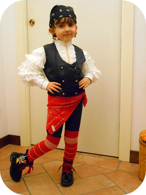 UN CARNEVALE ALL'INSEGNA DEL RIUSO CREATIVO! :-) --- LITTLE PIRATE GIRL COSTUME