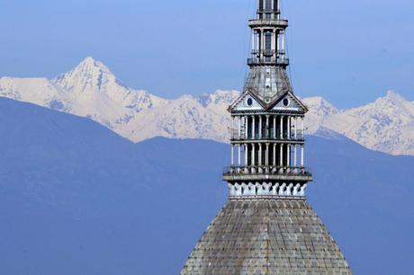 La pioggia spazza via lo smog, ecco lo show delle Alpi intorno a Torino