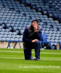 Vern Cotter osserva concentrato il gruppo della Scozia nella rifinitura di oggi, in vista del suo personale esordio al BT Murrayfield