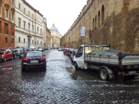 L'area del Passetto di Borgo. Sotto San Pietro. Una delle zone più suggestive del mondo ridotta così. Non vi abituate a questa situazione, non è normale! Non è normale!!!