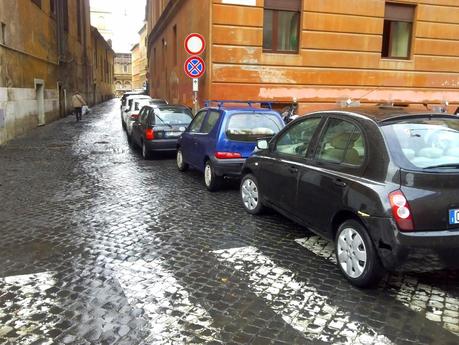 L'area del Passetto di Borgo. Sotto San Pietro. Una delle zone più suggestive del mondo ridotta così. Non vi abituate a questa situazione, non è normale! Non è normale!!!