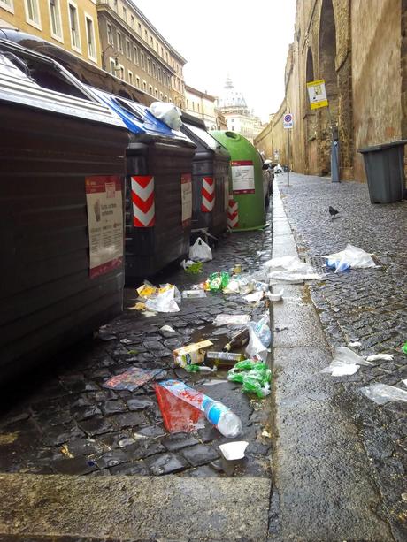 L'area del Passetto di Borgo. Sotto San Pietro. Una delle zone più suggestive del mondo ridotta così. Non vi abituate a questa situazione, non è normale! Non è normale!!!