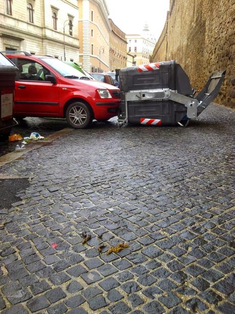 L'area del Passetto di Borgo. Sotto San Pietro. Una delle zone più suggestive del mondo ridotta così. Non vi abituate a questa situazione, non è normale! Non è normale!!!