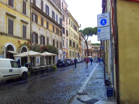 L'area del Passetto di Borgo. Sotto San Pietro. Una delle zone più suggestive del mondo ridotta così. Non vi abituate a questa situazione, non è normale! Non è normale!!!