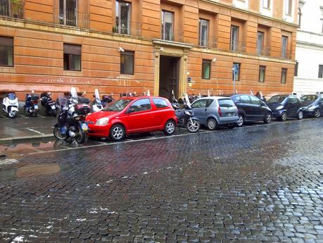 L'area del Passetto di Borgo. Sotto San Pietro. Una delle zone più suggestive del mondo ridotta così. Non vi abituate a questa situazione, non è normale! Non è normale!!!