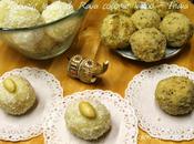 Coconut ladoo Rava coconut dolcini delle feste (India)