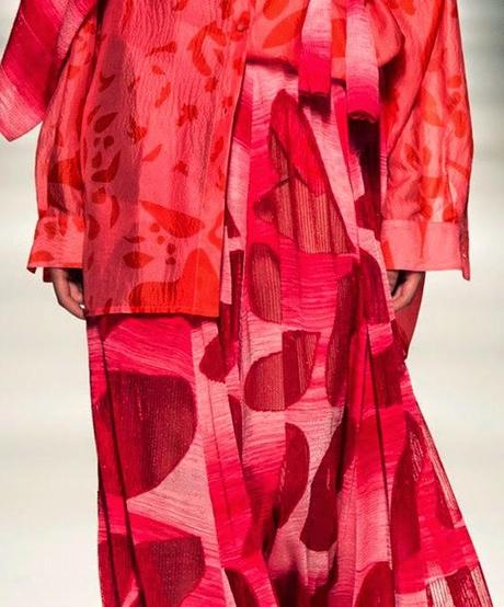 STAMPE, PATTERNS ED EFFETTI DI SUPERFICIE: BELLISSIMI DETTAGLI DALLA SETTIMANA DELLA MODA DI MILANO (MODA DONNA PRIMAVERA/ESTATE 2015) / 10