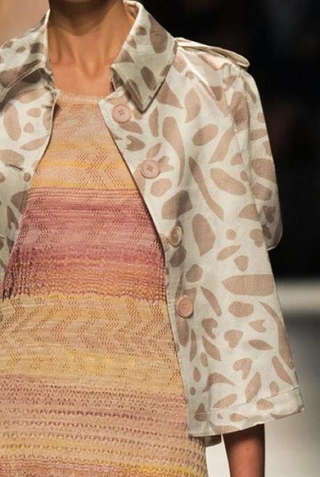 STAMPE, PATTERNS ED EFFETTI DI SUPERFICIE: BELLISSIMI DETTAGLI DALLA SETTIMANA DELLA MODA DI MILANO (MODA DONNA PRIMAVERA/ESTATE 2015) / 10