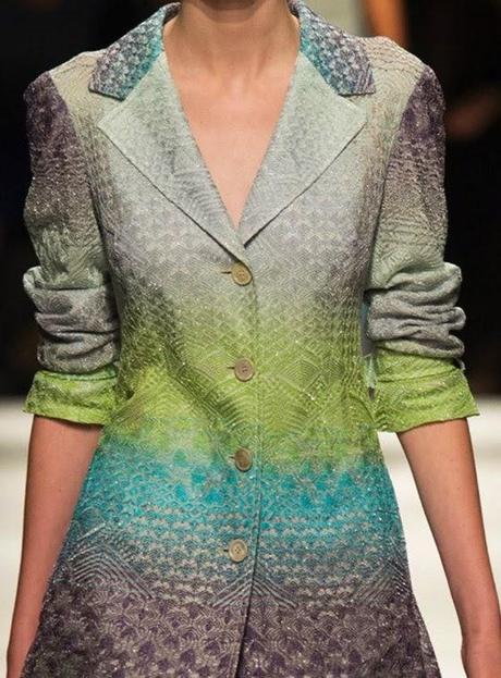 STAMPE, PATTERNS ED EFFETTI DI SUPERFICIE: BELLISSIMI DETTAGLI DALLA SETTIMANA DELLA MODA DI MILANO (MODA DONNA PRIMAVERA/ESTATE 2015) / 10