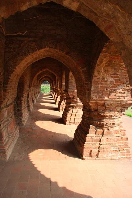 Le arcate del Ras Mancha Temple a Bisnhupur, West Bengal. Foto di Marco Restelli