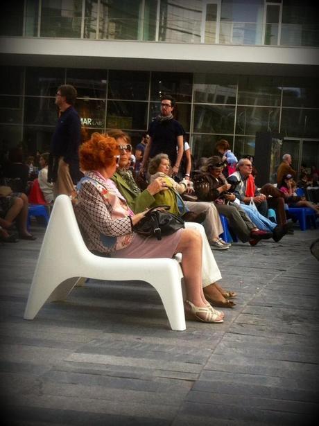 Una romantica sciura milanese capelli rossi, tailleur floreale, gae aulenti, sciura milanese, milano, milan street style