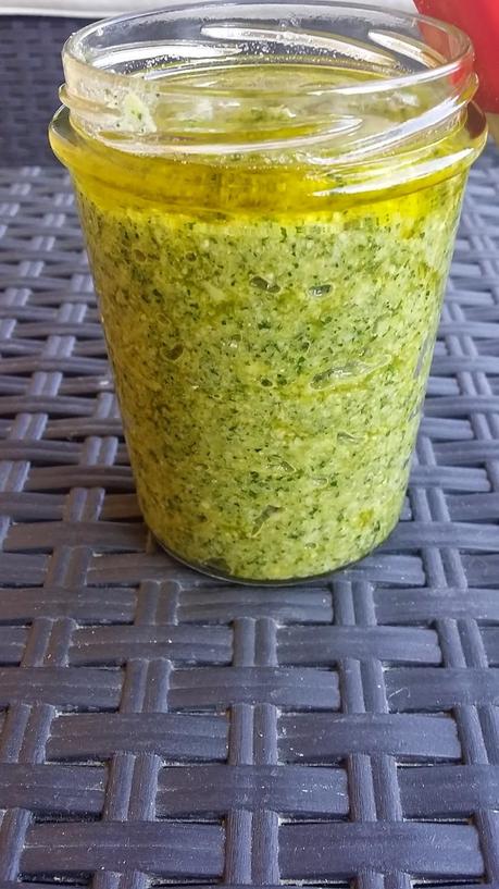 Pesto di rucola....molto deligato è piaciuto anche alle mie bimbe. Perfetto per tartine o per condire un primo.