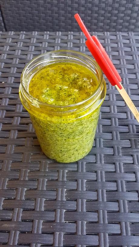 Pesto di rucola....molto deligato è piaciuto anche alle mie bimbe. Perfetto per tartine o per condire un primo.