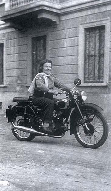 Alfonsina  in sella alla sua moto Guzzi 500 per le vie di Milano