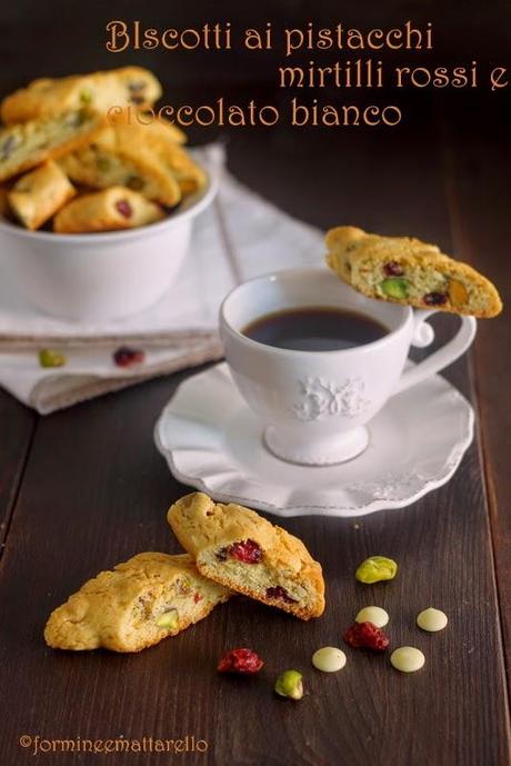 Biscotti con pistacchi, mirtilli rossi e cioccolato bianco