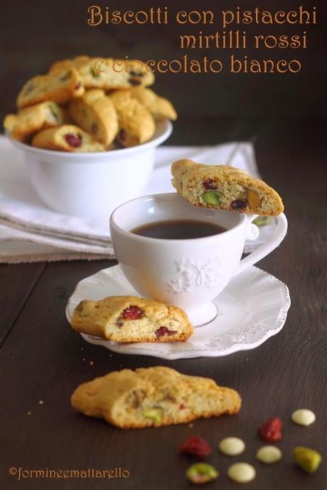 Biscotti con pistacchi, mirtilli rossi e cioccolato bianco