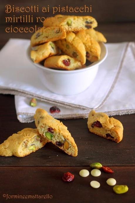 Biscotti con pistacchi, mirtilli rossi e cioccolato bianco