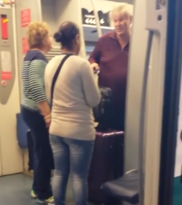 Video. Alla Stazione Termini non vi fate aiutare dagli aiutanti. Turisti sotto assedio ad ogni minuto in ogni angolo della stazione