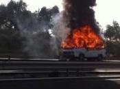 Siracusa: furgone fiamme autostrada, paura automobilisti