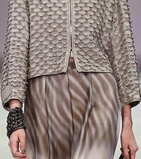 STAMPE, PATTERNS ED EFFETTI DI SUPERFICIE: BELLISSIMI DETTAGLI DALLA SETTIMANA DELLA MODA DI MILANO (MODA DONNA PRIMAVERA/ESTATE 2015) / 11