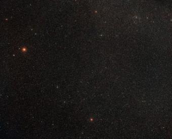 Panoramica del cielo intorno alla galassia ESO 137-001. Crediti: ESO/Digitized Sky Survey 2