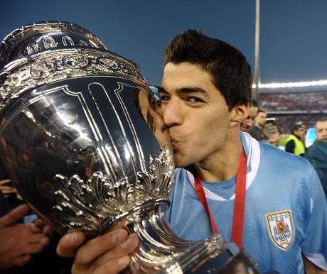 Uruguay's Luis Suarez kisses the Copa Am