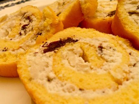 La classica pasta biscotto farcita con ricotta, mandorle e amarene