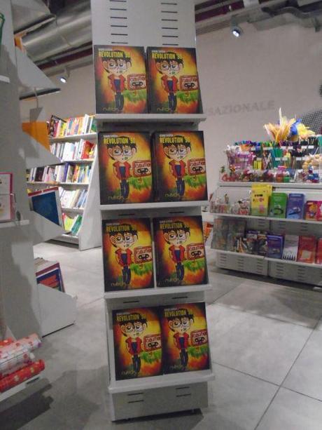 il mio libro ben esposto in Feltrinelli 