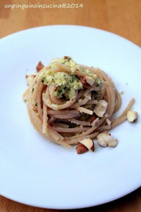 Spaghetti di farro con pesto di sedano e nocciole