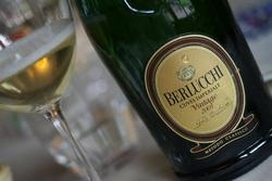 Bicchiere e bottiglia di berlucchi cuvee imperiale