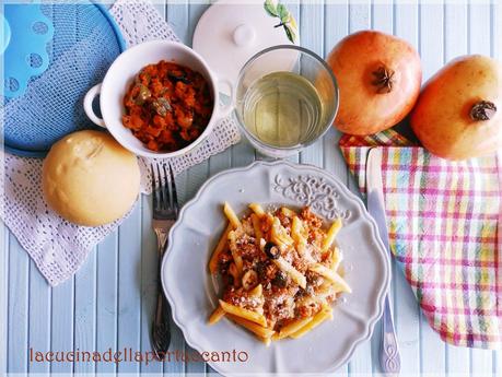 Pennette rigate con ragù di soia, olive e capperi di Pantelleria