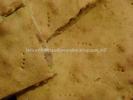 Focaccia senza lievitazione, ripiena con salsiccia, taleggio e stracchino