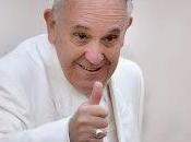 Papa Francesco legge. gusti particolari