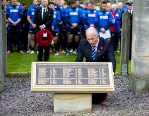 Il presidente della SRU, Ian Rankin, svela la targa al Memoriale del BT Murrayfield (Credit: SRU)