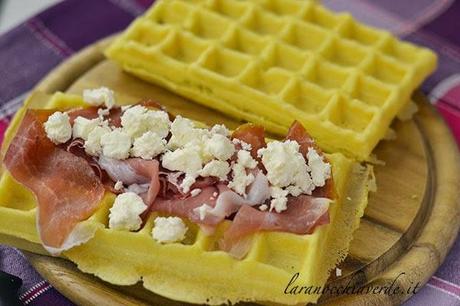 Waffle salati con prosciutto crudo, feta e olive