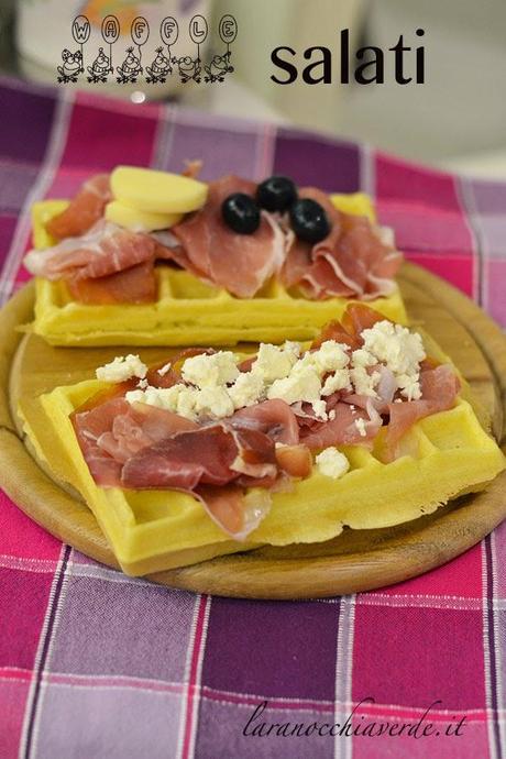 Waffle salati con prosciutto crudo, feta e olive