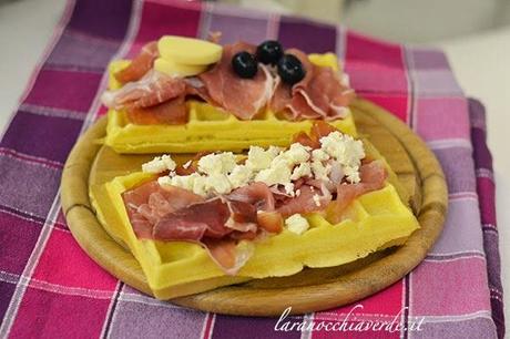 Waffle salati con prosciutto crudo, feta e olive