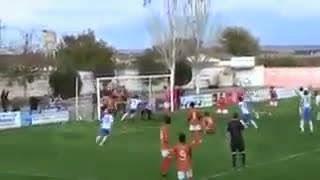 (VIDEO)Spanish Third Division Goalkeeper scores 'scorpion kick' goal