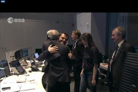 Gli abbracci del team ESA-Rosetta Mission dopo aver ricevuto conferma dalla sonda Rosetta che la separazione tra la sonda madre e il lander Philae era avvenuta con successo. Crediti: ESA TV